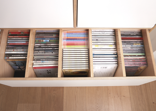 Unterteilte Fächer für CD-Schublade mit rutschfester Gummimatte