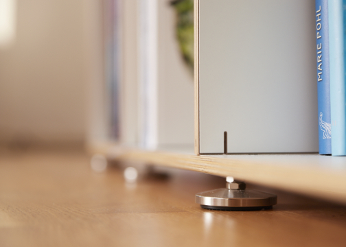 Sideboard mit Ausgleichsboden. Millimeter genaue Justierung