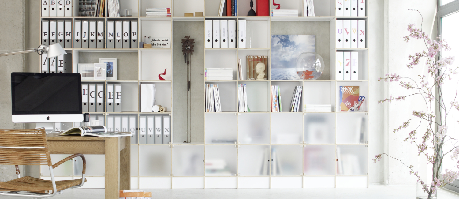 Grosses Büroregal für Aktenordner mit Plexiglas-Türen
