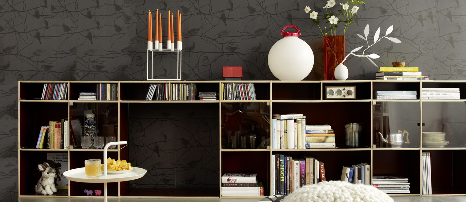 Regalsystem im Sideboard Stil mit unterschiedlichen grossen Modulen in der Farbe aubergine