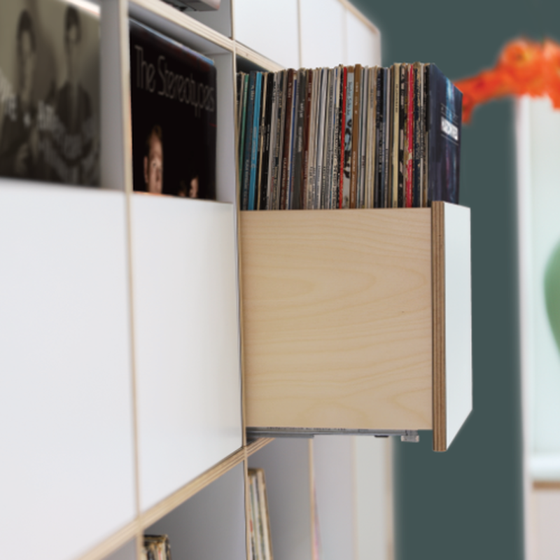 Eine LP-Schublade. Schubladen ohne Griffe mit Tip-On-Mechanik