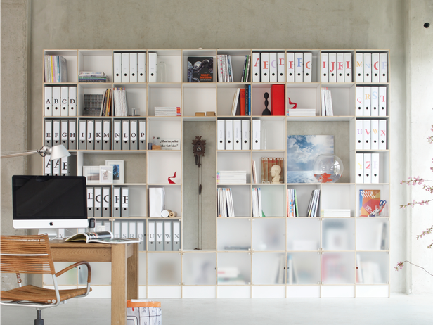 Großes Büroregal mit Plexiglastüren, modular erweiterbar mit viel Platz für Aktenordner.