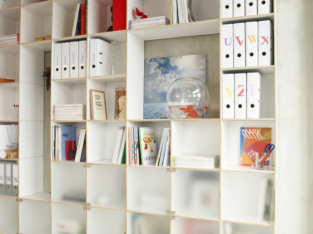 Echtholz Regalsystem mit enormer Tragkraft und erweiterbarem Steckverbund für das Büro und Zuhause