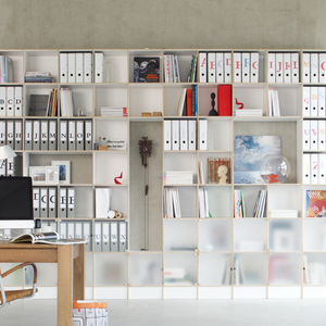 Großes Büroregal mit Plexiglastüren, modular erweiterbar mit viel Platz für Aktenordner.