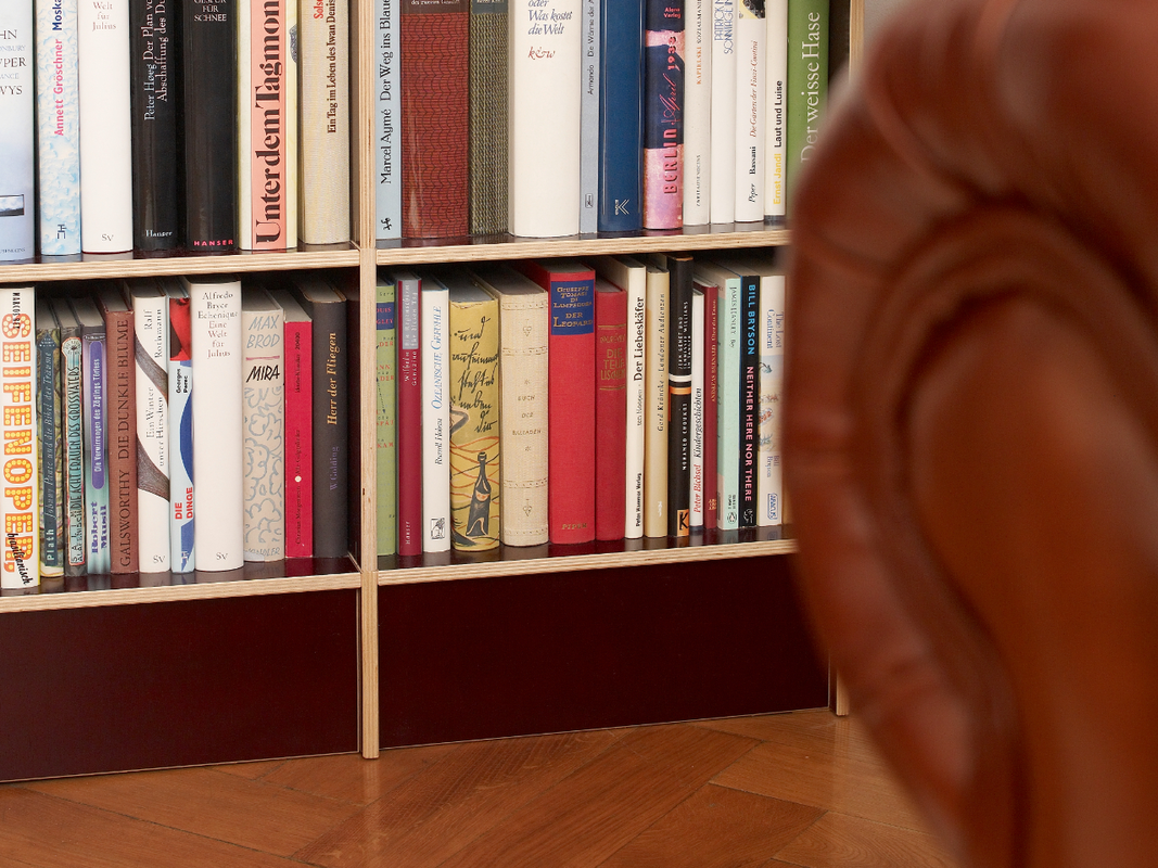 Bücherregal für Taschenbücher mit Sockel