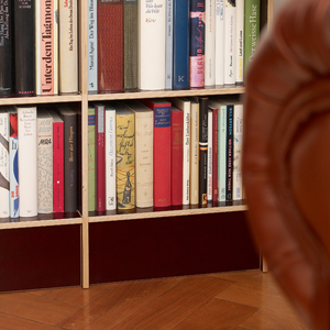 Bücherregal für Taschenbücher mit Sockel