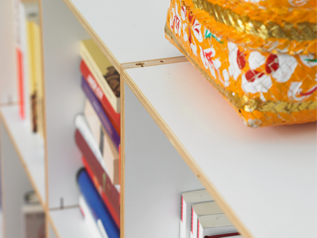 Bücherregal mit quadratischen Formen