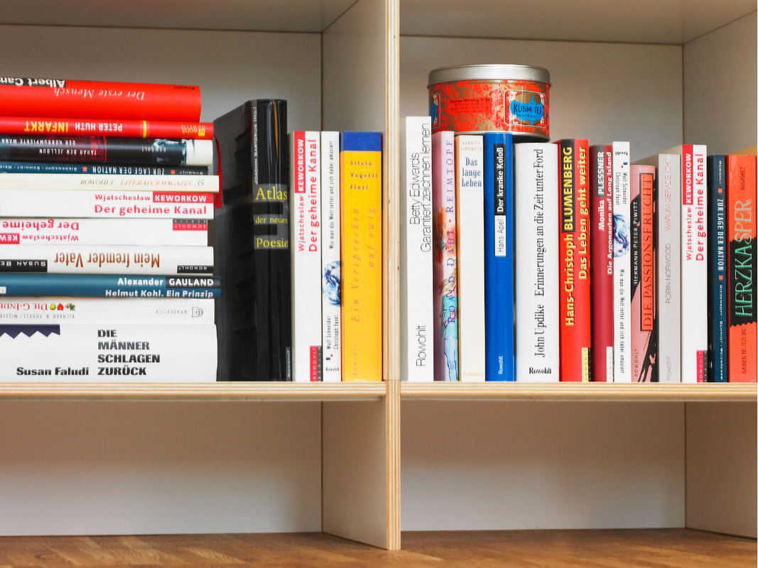 Modulares Bücherregal  mit Sockel