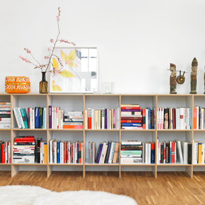 Modulares Bücherregal mit quadratischen Formen