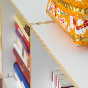 Bücherregal mit quadratischen Formen