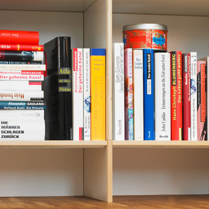 Modulares Bücherregal  mit Sockel