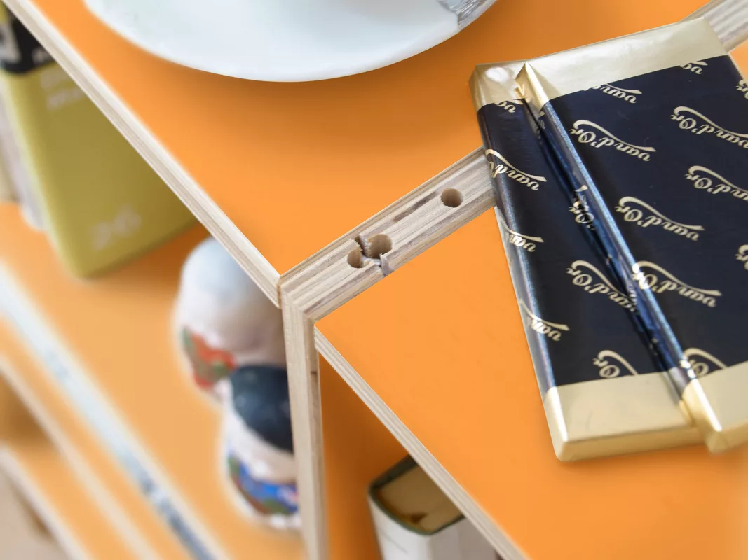 Modulares Bücherregal mit quadratischen Formen in der Farbe Orange