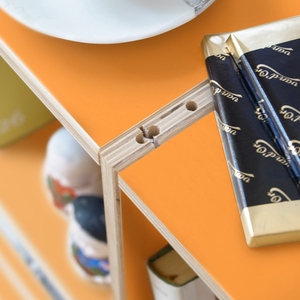 Modulares Bücherregal mit quadratischen Formen in der Farbe Orange