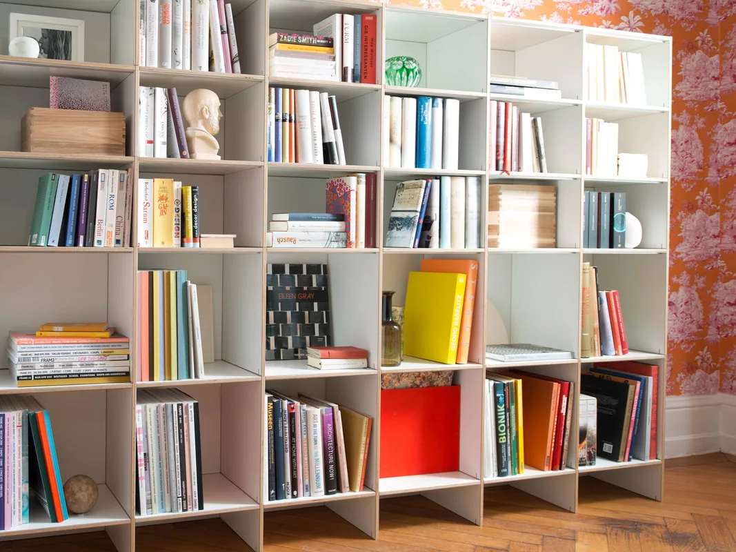 Bücherregal für große und kleine Bücher