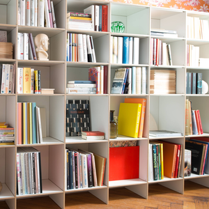 Bücherregal für große und kleine Bücher