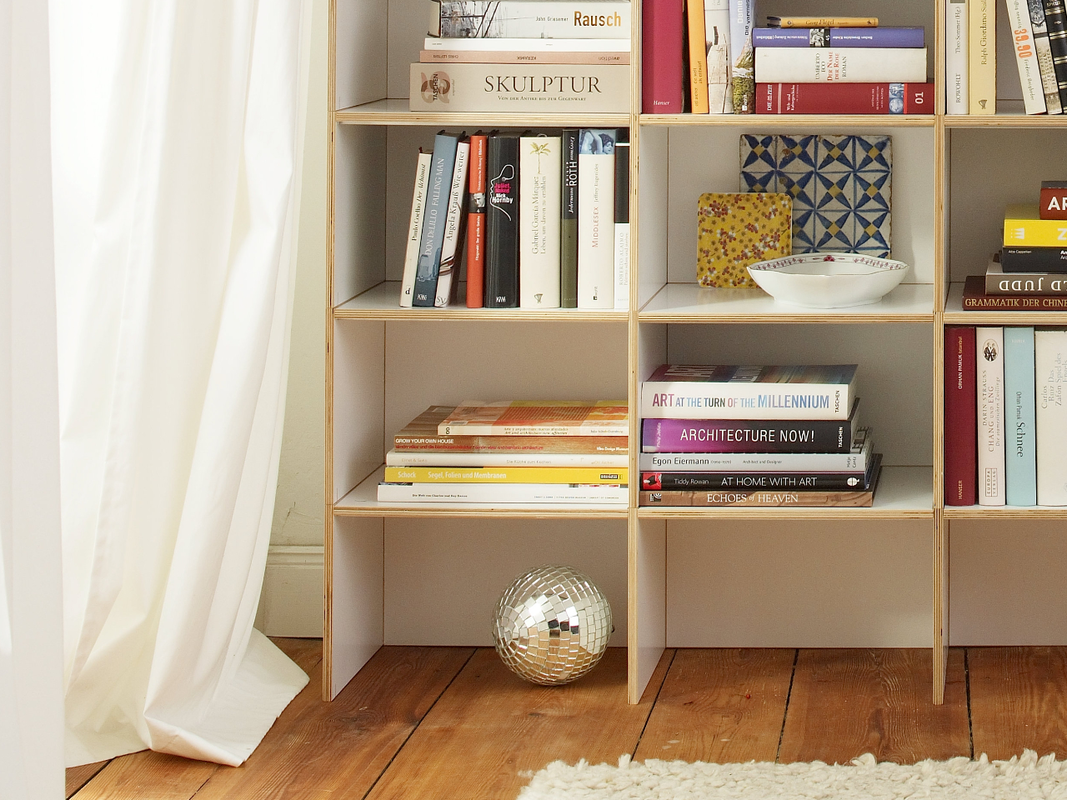 Flexibles Bücherregal im modularen Stecksystem