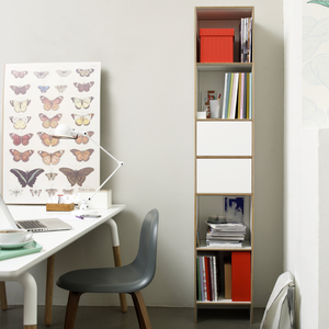 Schmales Büroregal mit Tip-On Schubladen und viel Platz für Aktenordner und Büroartikel