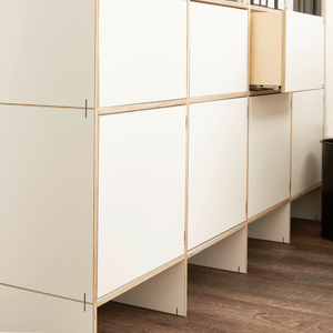 Modulare, erweiterbare und umbaubare Regalsysteme aus Birke für das Büro und Zuhause