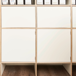 Im Bauhausstil, sehr funktional und langlebig, im minimalistischen Design und hochwertigen Materialien