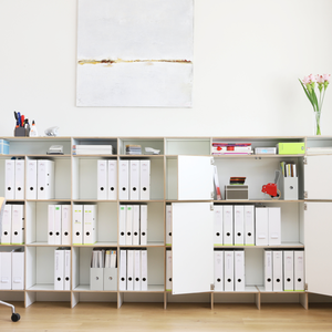 Büroregal aus Holz für mit Tip-On Türen