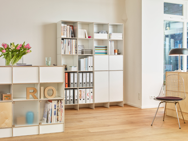 Büroregal mit einfachen und doppelten Flügeltüren mit Tip-On Funktion zum erweitern und umbauen
