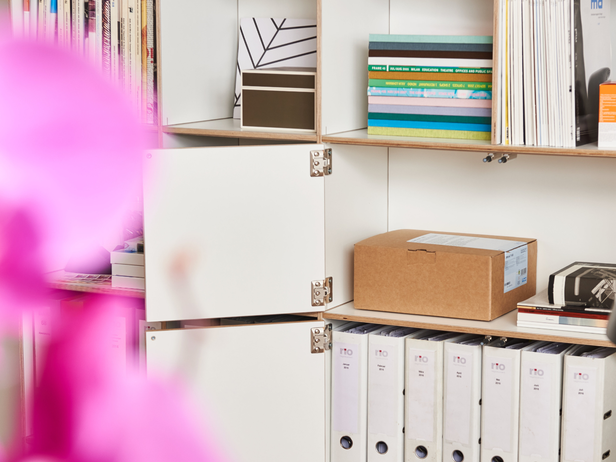 Büroregal mit einfachen und doppelten Flügeltüren
