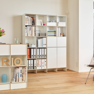 Büroregal mit einfachen und doppelten Flügeltüren mit Tip-On Funktion zum erweitern und umbauen