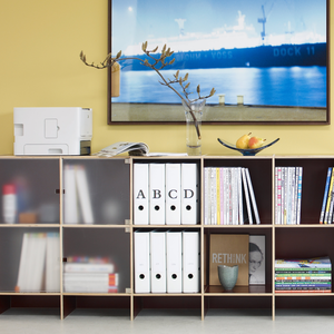 Individuell konfigurierbares Büroregal mit Türen aus Plexiglas oder Birkenholz