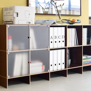 Auberginen farbiges Büroregal mit Türen aus Plexiglas.