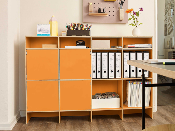 Ein modulares Büroregal aus Birke mit Platz für Aktenordner und Büroutensilien