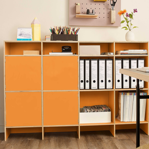 Ein modulares Büroregal aus Birke mit Platz für Aktenordner und Büroutensilien