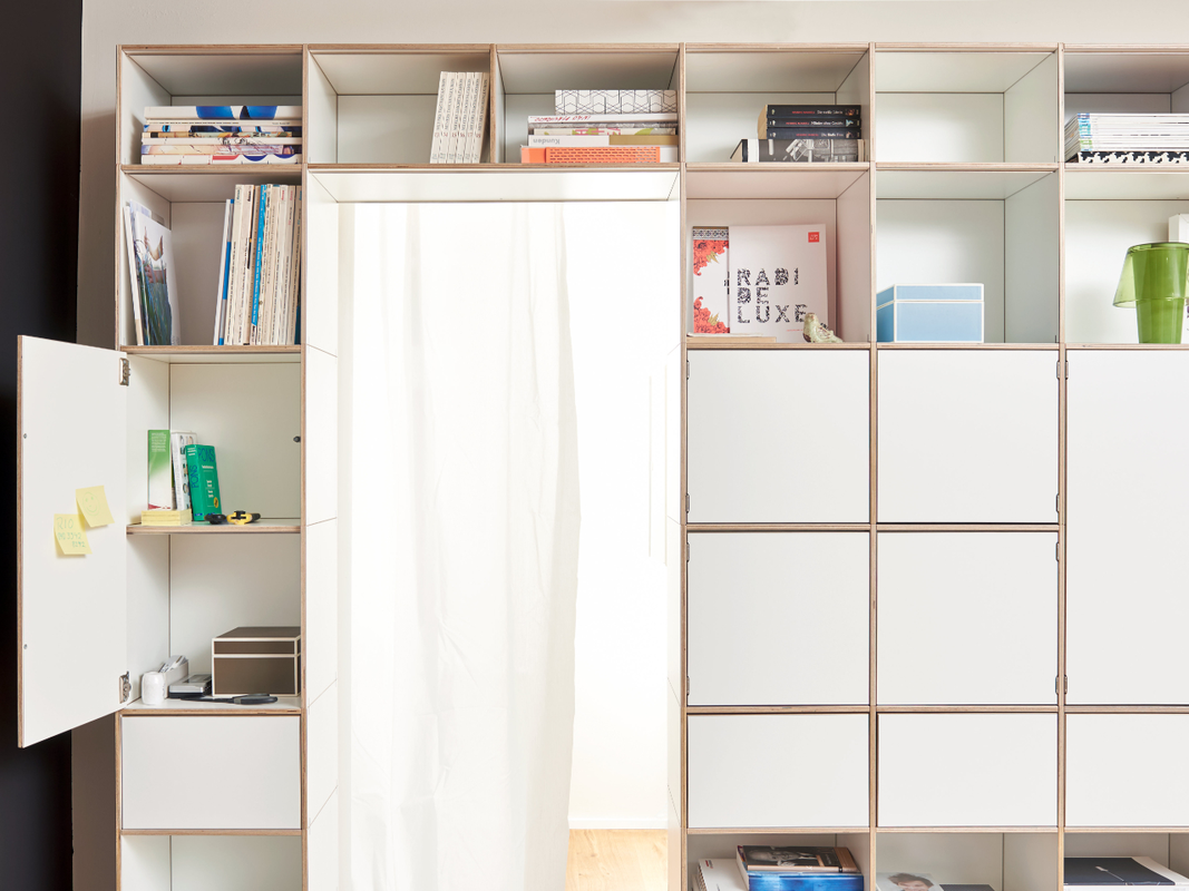 Schnelle Lieferung von individuell konfigurierbaren Büromöbeln aus Birken-Multiplex im modularen Stecksystem