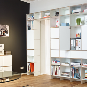 Individuell konfigurierbare Regalsysteme aus Birkenschichtholz mit Melaminharz verpresst