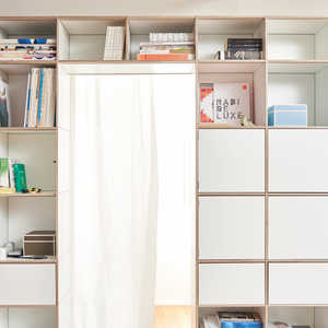 Schnelle Lieferung von individuell konfigurierbaren Büromöbeln aus Birken-Multiplex im modularen Stecksystem