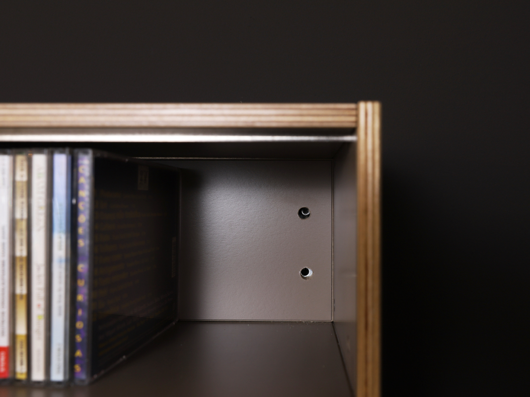 Modulares Hängeregal für CD's mit justierbarer Stahlaufhängung