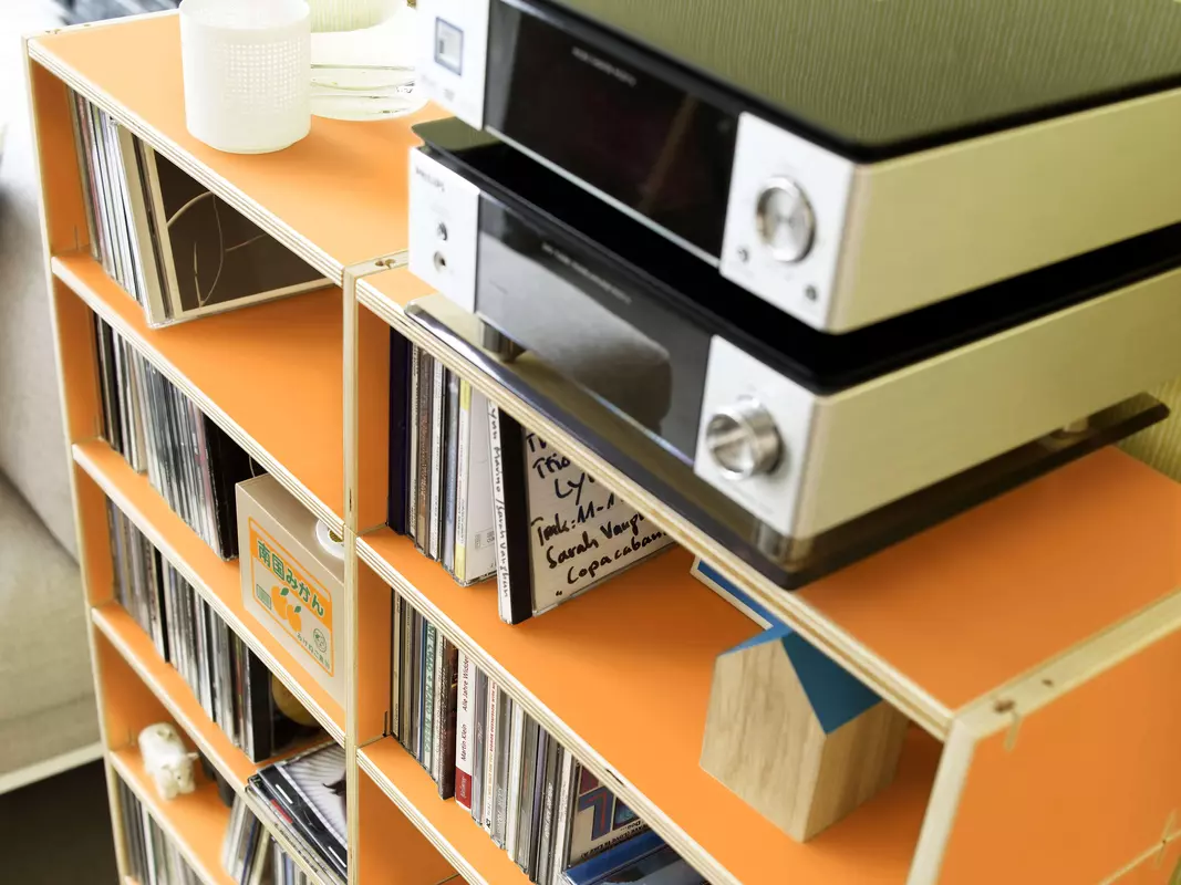 Querverleimtes Birkenschichtholz für CD's im modularen Stecksystem aus Holz