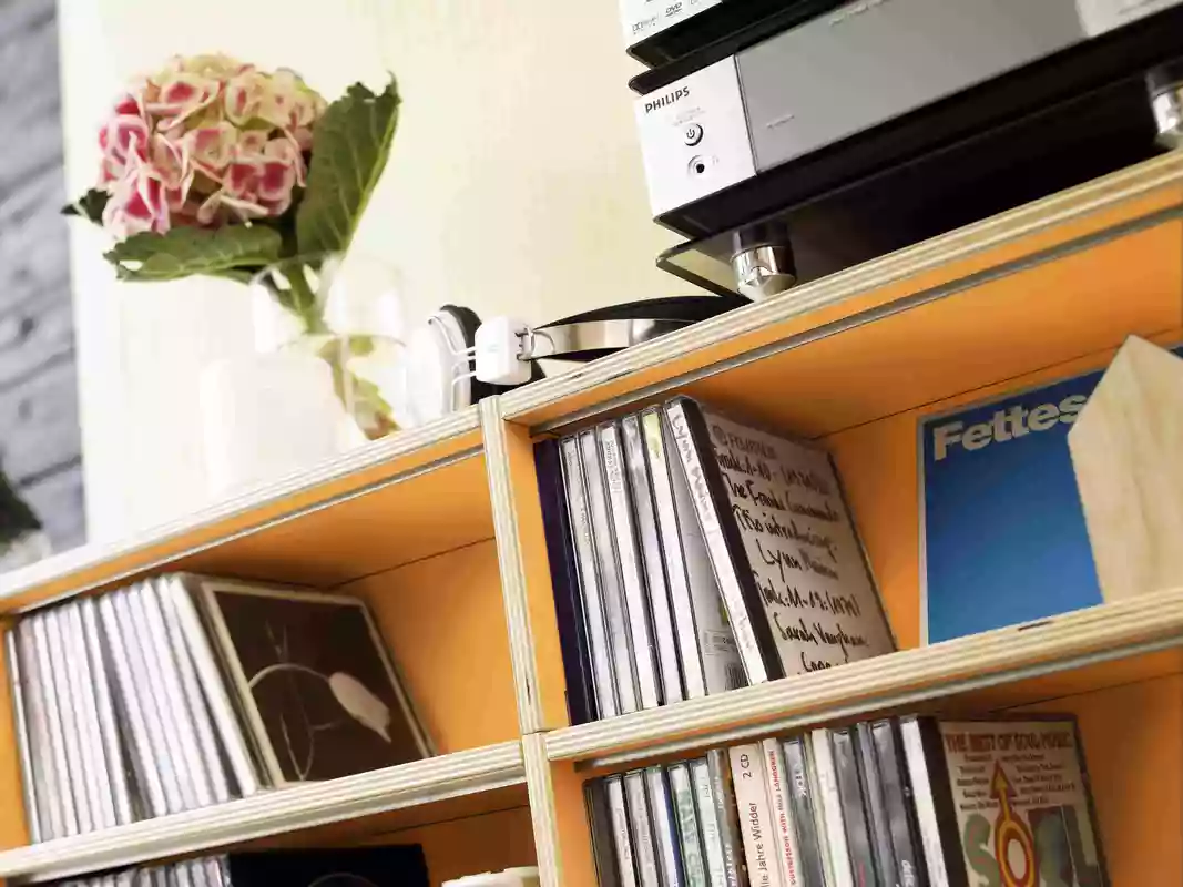 Individuell konfigurierbare Regale für CD's aus Birken-Multiplex mit Melaminharz beschichtet