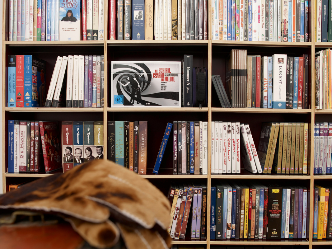 Ein gestecktes DVD/Bücherregal aus Holz zum erweitern und umbauen