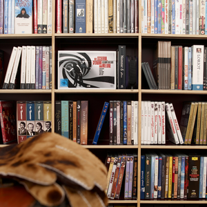 Ein gestecktes DVD/Bücherregal aus Holz zum erweitern und umbauen