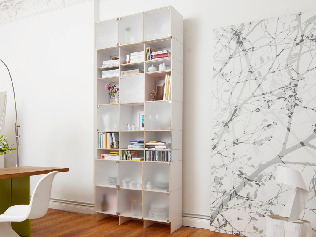 Geräumiges Geschirrregal mit Türen aus Plexiglas. Modulares und erweiterbares Stecksystem individuell konfigurieren