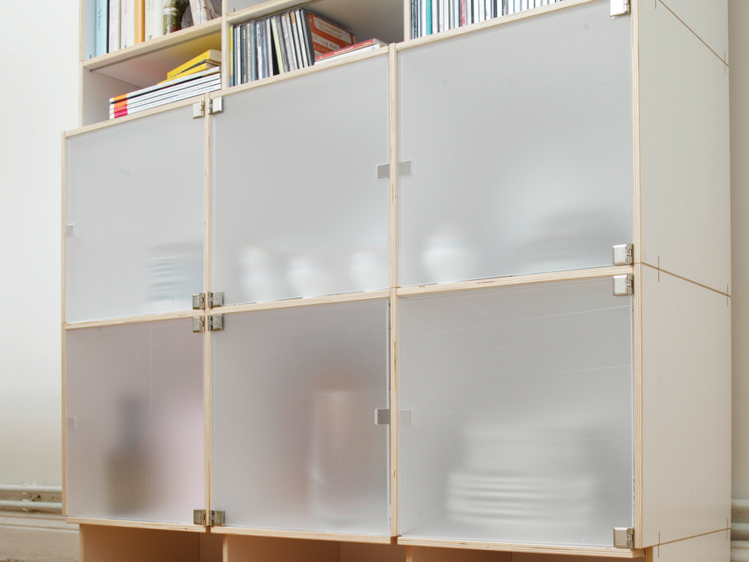 Plexiglas Türen in matter und klarer Ausführung. Zeitlose Möbel. Nachhaltiges Konzept. Modulare Regalsysteme
