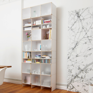 Geräumiges Geschirrregal mit Türen aus Plexiglas. Modulares und erweiterbares Stecksystem individuell konfigurieren