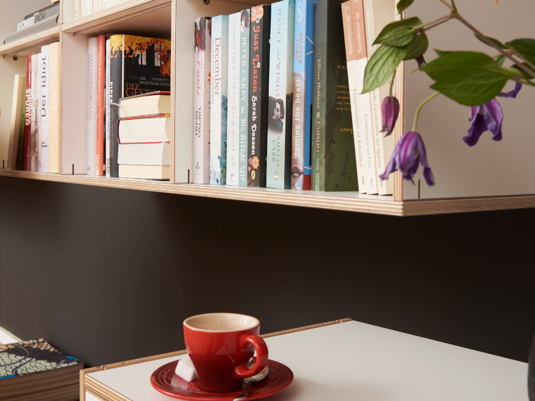 Nachhaltige Bücherregale aus querverleimten Birkenschichtholz mit Melaminharz Beschichtet individuell konfigurierbar