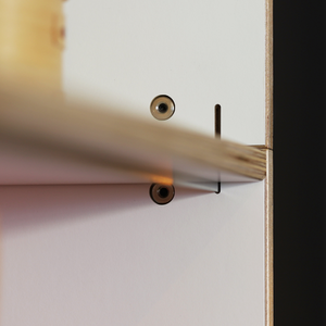 Individuell konfigurierbar, gesteckt und verschraubt ist das Hängeregal Potsdam extrem belastbar