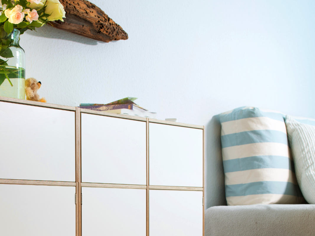 Erweiterbare und umbaubare Regalsysteme aus Birken-Multiplex individuell konfigurieren