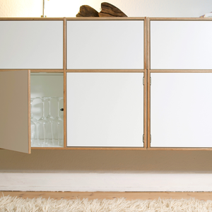 Hängeschrank individuell konfigurieren mit Tip-On Türen und Schubladen aus Birken-Multiplex