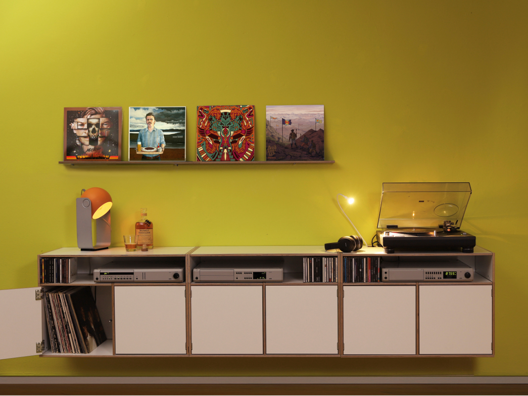 Hängendes HiFi Regal aus Birkenschichtholz mit Tip-On-Türen.