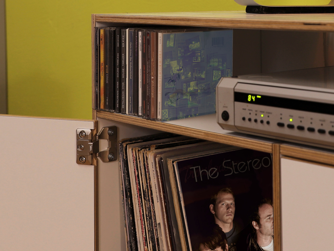 Hängendes HiFi Regal mit Türen und viel Platz für technische Geräte.