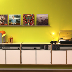 Hängendes HiFi Regal mit Türen und viel Platz für technische Geräte.