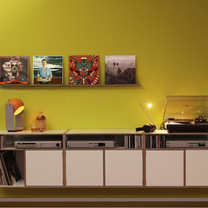 Hängendes HiFi Regal aus Birkenschichtholz mit Tip-On-Türen.